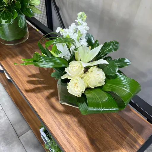 Arreglo de verde y flores blancas hebe